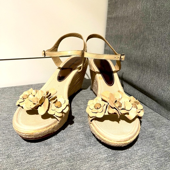 Bare Traps “Tease” Wedge Sandal with beautiful Leather Flower detail size 9M - Picture 1 of 6